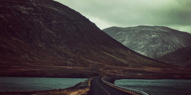 在卡萨阿尔帕科策划高端商务静修：融合奢华度假与赛博朋克美学的团队建设新范式